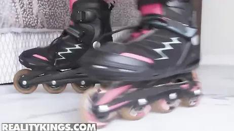 Salgo a patinar, conozco a un tío al que me llevo a casa para tener sexo con él