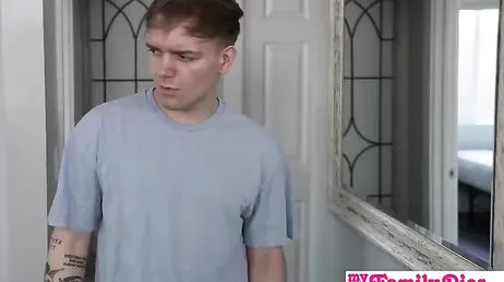 Ela não está usando sutiã e seus mamilos estão à mostra... os garotos estão olhando para ela, como é normal.