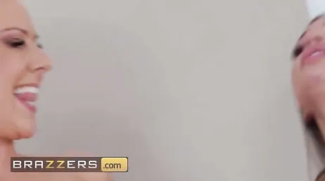 Mientras se la meto a la madre ella le está comiendo el coño a la hija