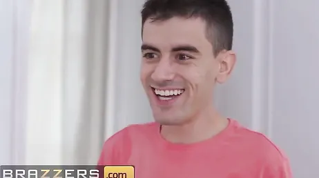 Mientras se la meto a la madre ella le está comiendo el coño a la hija