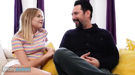 Pero papá .., como la tienes así de grande? quieres que te la chupe, verdad?