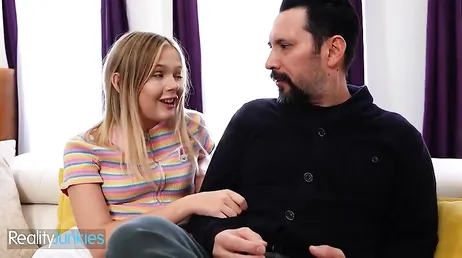 Pero papá .., como la tienes así de grande? quieres que te la chupe, verdad?