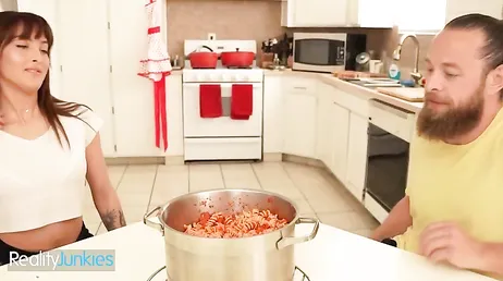 Tochter, was zum Teufel machst du in meinem Zimmer? Und warum lachst du?