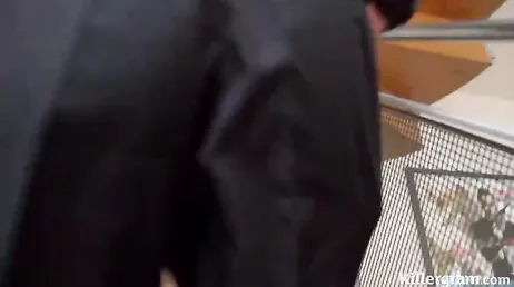 Mi apro il più possibile e lui mi penetra fino in fondo, che sgualdrina che sono