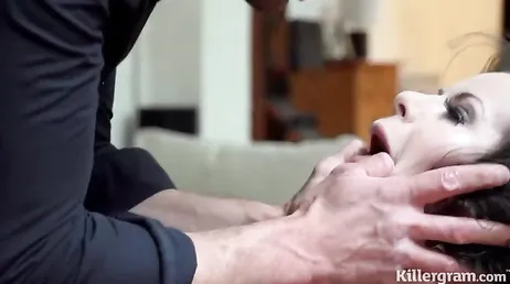 Mi apro il più possibile e lui mi penetra fino in fondo, che sgualdrina che sono