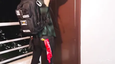 Ils décident de faire une pause avec la console de jeux vidéo et de sucer la bite de leur ami.