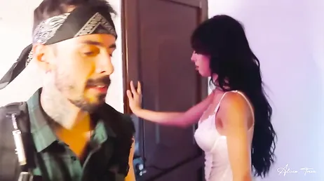 Ils décident de faire une pause avec la console de jeux vidéo et de sucer la bite de leur ami.