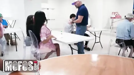 Si me prometes no decir nada te la chupo y me la podrás meter ahora !!