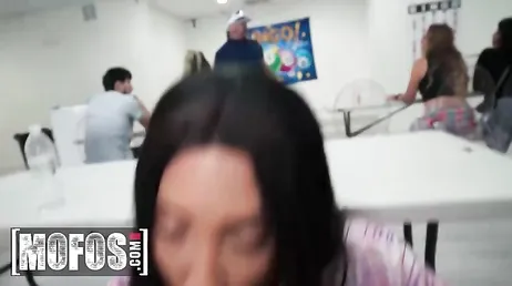 Si me prometes no decir nada te la chupo y me la podrás meter ahora !!