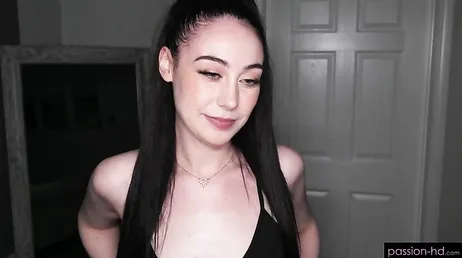 Ha llegado el momento papá, creo que me tienes que comer el coño ... !!