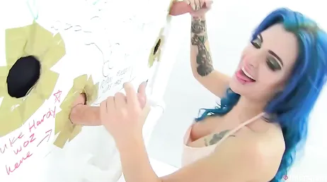 Prima un GloryHole e poi una Gangbang XXX per Alexa Vice