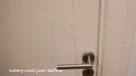 Cavalco sopra il mio vicino calvo e lo faccio venire all'istante