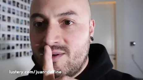 Cavalco sopra il mio vicino calvo e lo faccio venire all'istante