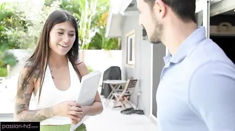 Se sienta a mi lado y tiene las piernas tan largas que me pone a cien