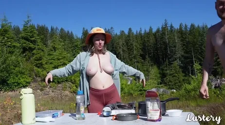 Ma sœur est une vraie salope, elle couche avec des mecs en camping.