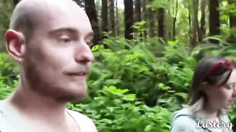 Ma sœur est une vraie salope, elle couche avec des mecs en camping.