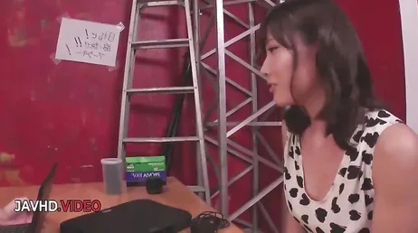 El chico que le arregla el ordenador a mamá también le comerá el coño