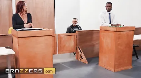 En mitad de un juicio la abogada madura tiene sexo con el sospechoso