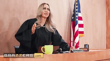 En mitad de un juicio la abogada madura tiene sexo con el sospechoso