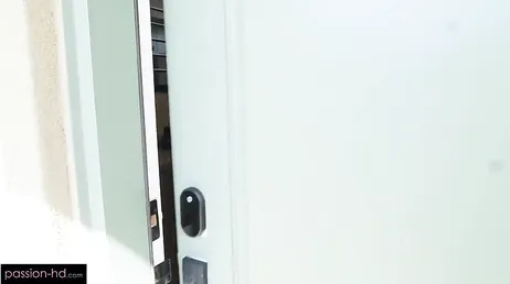 Mi hermana se la mete toda de golpe en la boca, madre mía como la chupa !!