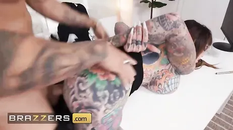 La madre de mi ex novia tiene todo el cuerpo tatuado, no me lo creo .. !!