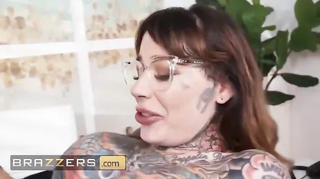 La madre de mi ex novia tiene todo el cuerpo tatuado, no me lo creo .. !!