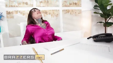 La madre de mi ex novia tiene todo el cuerpo tatuado, no me lo creo .. !!