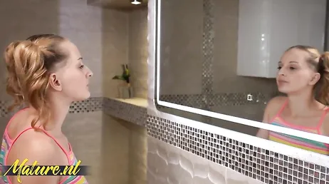 La abuela le va a comer el coño a la mejor amiga de su nietecita ...