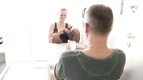 Mamá baja a desayunar y mirar lo que hace, hoy no lleva las bragas puestas