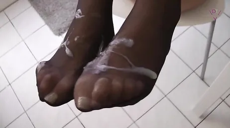 Mamá baja a desayunar y mirar lo que hace, hoy no lleva las bragas puestas