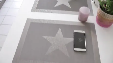 Mamá baja a desayunar y mirar lo que hace, hoy no lleva las bragas puestas