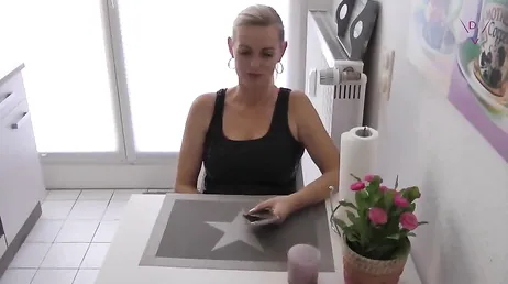 Mamá baja a desayunar y mirar lo que hace, hoy no lleva las bragas puestas