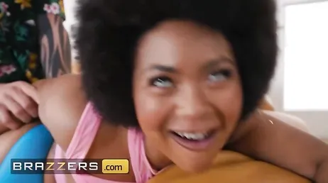 La mujer de mi amigo me deja penetrarla ese inmenso culo gordo que tiene