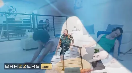 La mujer de mi amigo me deja penetrarla ese inmenso culo gordo que tiene