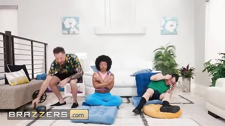 La mujer de mi amigo me deja penetrarla ese inmenso culo gordo que tiene