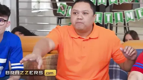 Mientras los maridos están viendo el partido ellas están comiéndose los coños