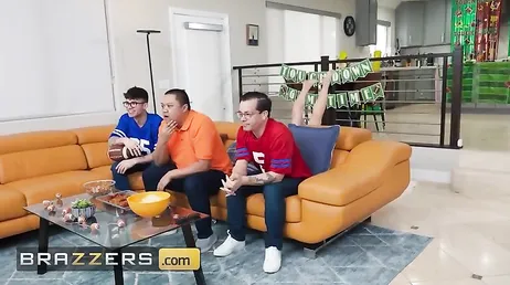 Mientras los maridos están viendo el partido ellas están comiéndose los coños