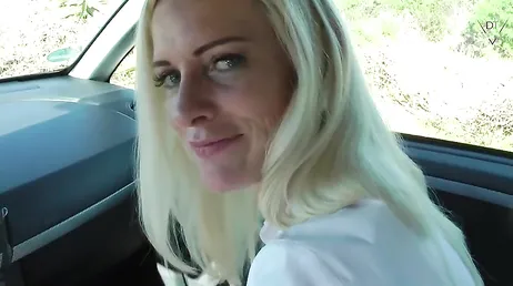 Me hace parar el coche, me baja las bragas y me folla en coño sin parar