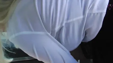 Me hace parar el coche, me baja las bragas y me folla en coño sin parar