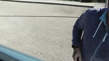 Me hace parar el coche, me baja las bragas y me folla en coño sin parar