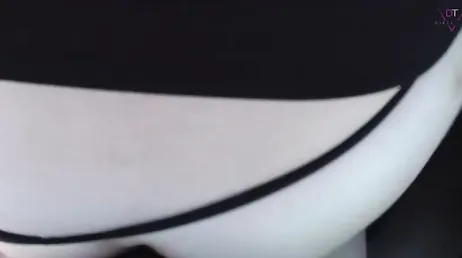 Me hace parar el coche, me baja las bragas y me folla en coño sin parar