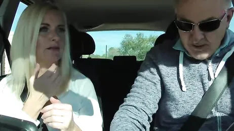 Me hace parar el coche, me baja las bragas y me folla en coño sin parar