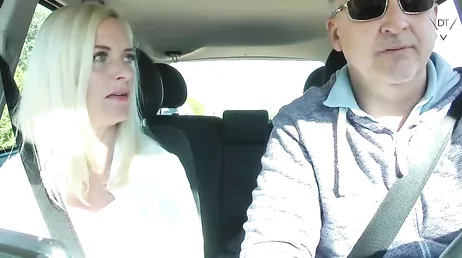 Me hace parar el coche, me baja las bragas y me folla en coño sin parar