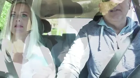 Me hace parar el coche, me baja las bragas y me folla en coño sin parar