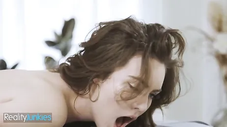 La masajista abre sus piernas para que el cliente le coma el coño