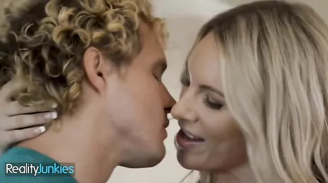 El joven además de quitarme los zapatos me da un masaje relajante en los pies