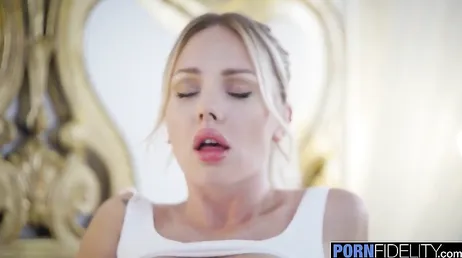 Menudo coño y menudas tetas tiene la MILF finlandesa Angie Lynx