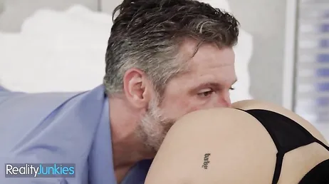 Le dije a mamá que no tardaría en llegar y me he follado a su novio !!