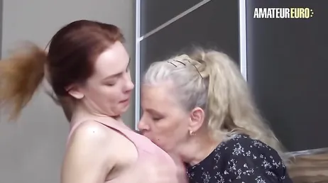 A la joven Candy Red le gusta comerse coños de mujeres muy maduras