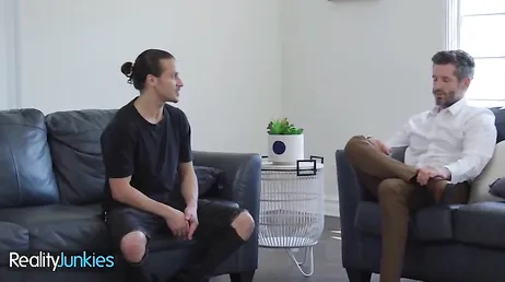 Tú eres el jovencito que me va a follar el coño delante de mi marido? muy bien !!